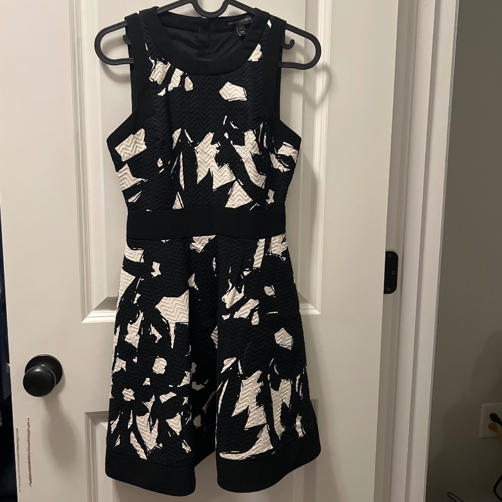 Banana Republic Dress Petite 00P Black & White Fit & Flare Dress